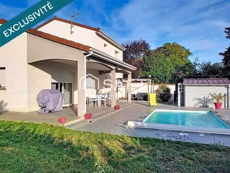 maison familiale moderne avec jardin et piscine
