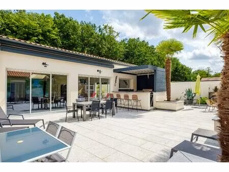 villa contemporaine de plain-pied avec bois et piscine intérieure