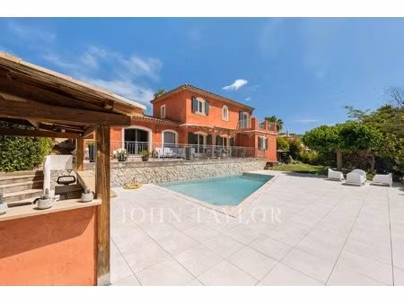 villa située dans le domaine très prisé de la chèvre d'or à biot