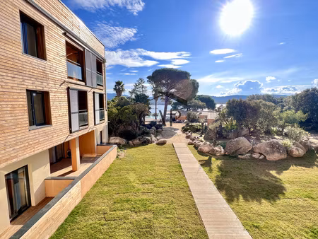prix remisé : t2 terrasse de standing pieds dans l'eau – investissement attractif en corse