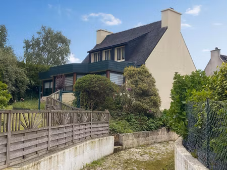 maison non mitoyenne au calme et non loin d'une zone commerciale.