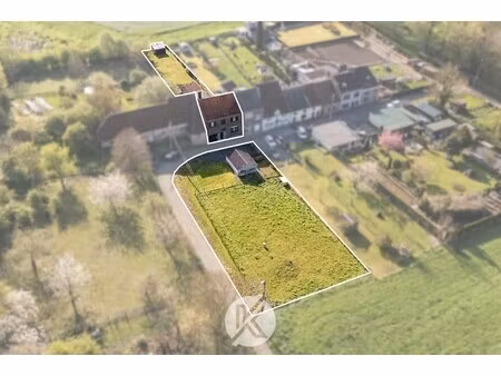 robuuste woning met nabijgelegen weide van 10 are