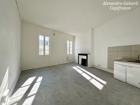 centre ville - immeuble en pierres d'environ 140 m²
