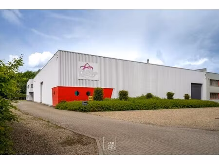 multifunctioneel bedrijfsgebouw op 4.091 m² met bedrijfshal van ca. 1.846 m²  kantoren van