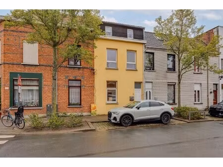 te renoveren woning met 3 slaapkamers op centrale locatie