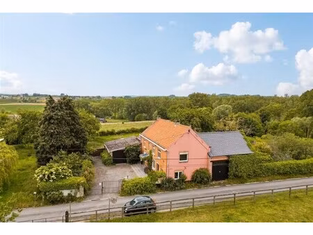 prachtig gelegen te renoveren hoeve woning met stallingen en weides