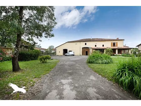 vente maison 5 pièces 206 m² à montbron (16220)  256 800 €