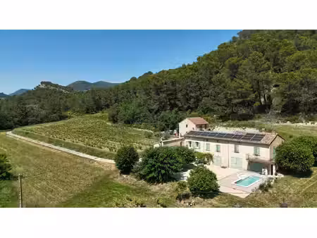 propriété avec 2 appartements indépendants et piscine dans environnement préservé sur 10..