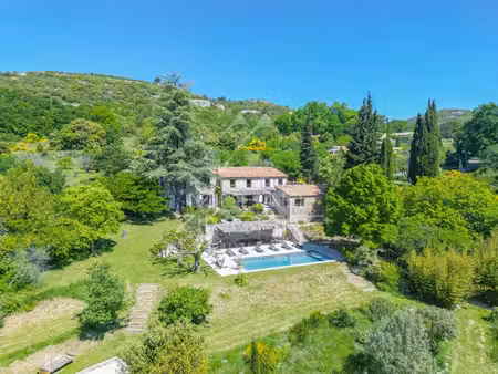 luberon - superbe propriété en pierre sur un terrain de 3 5 hectares avec des vues...