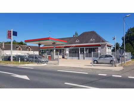 ensemble murs de station service   garage automobile et appartement