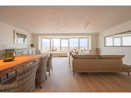 gemeubeld: zeer ruim appartement met zeezicht vlakbij het rubensplein!