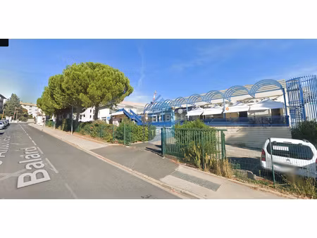murs commerciaux dans une zone commerciale