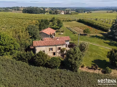 a vendre ancien corps de ferme avec dépendances et 2 hectares de terrain à 2 km de condom