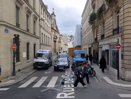 location commerce paris 75007 154m²