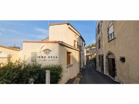 maison de village avec petit balcon et cave