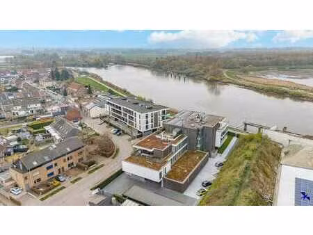 appartement élégant avec vue sur l'eau et piscine intérieure
