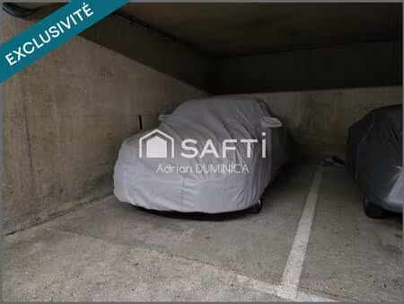 parking couvert avec accès sécurisé