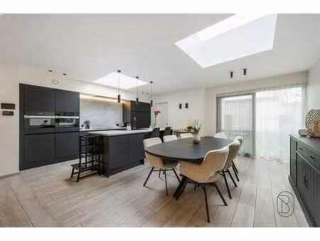 maison rénovée avec jardin au centre