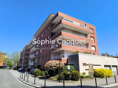 idéal investisseur – t2 avec toit-terrasse exceptionnel et parking privatif en centre-vill