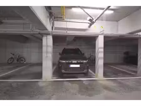 place de parking sous-terrein pour 1 voiture.