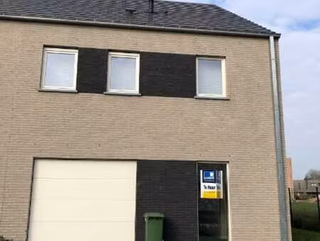 ruime gezinswoning in nieuwbouwwijk te oostakker