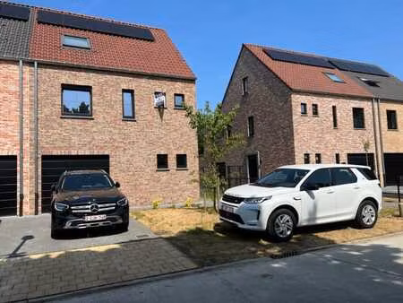 prachtige recente halfopen bebouwing met 5 slaapkamers