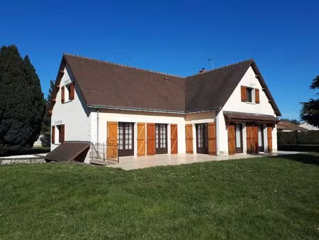 grande maison avec 6 chambre  grand jardin arboré et clôt  et garage indépendant de 182m2
