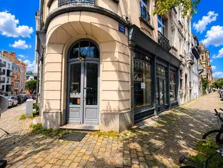 montgomery  commerce d’angle 85m² avec superbe vitrine+ cave