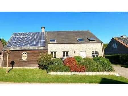 très jolie maison 3 chambres avec magnigifique jardin