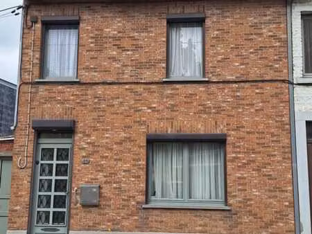 maison d'habitation avec jardin et passage latéral