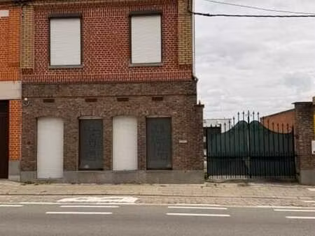 large et spacieuse maison 3 façades avec garage et jardin