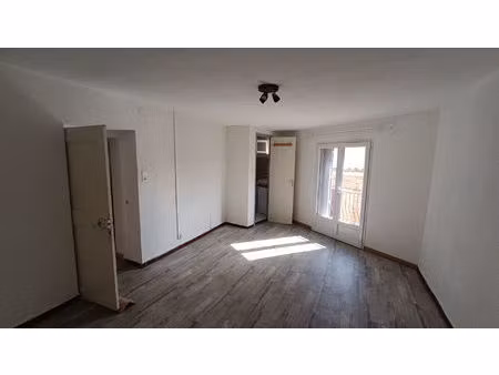 appartement de type 2 avec balcon centre du village de pignans 510€