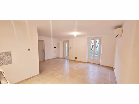 petite maison avec véranda  terrasse et garage