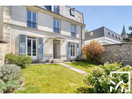 maison de luxe à vendre dans le quartier centre ville-jonchère
