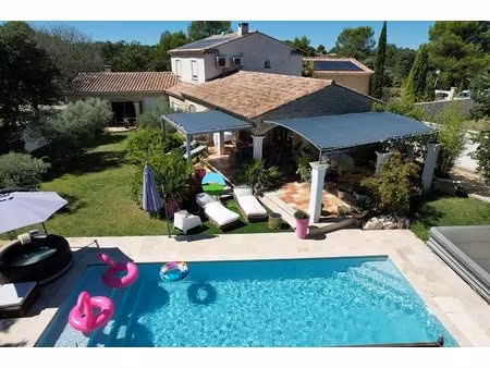 maison à saint didier  double séjour  5 chambres  plus de 1000m² avec piscine.