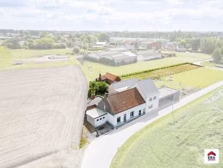 maison semi-ouverte avec vue rurale