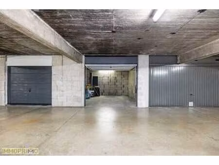ruime garagebox in de kelderverdieping.
