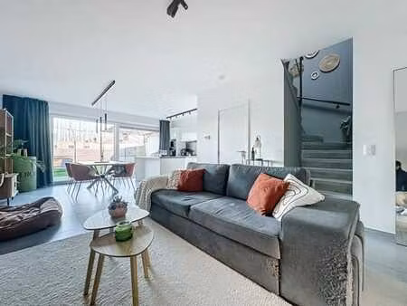 superbe maison 4 chambres avec jardin et double garage. libr