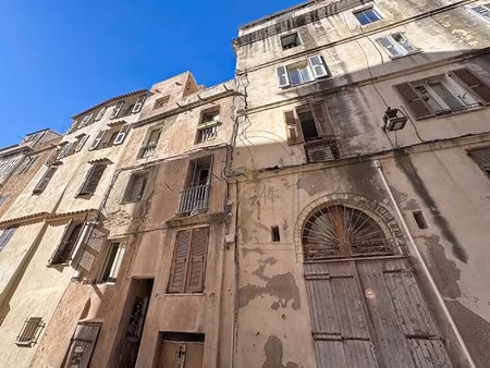 vaste duplex de 85 m2 avec terrasse au coeur de la haute ville de bonifacio