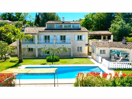 villa de 246 m² avec piscine et 1 appartement indépendant  belle vue dégagée