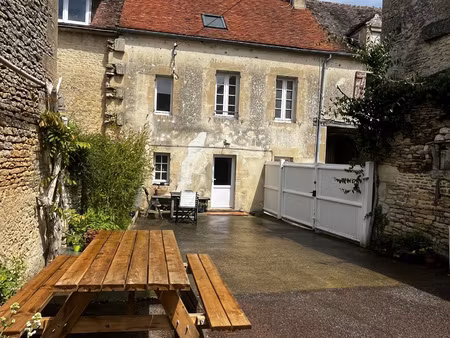 maison en pierre au coeur d'un village avec commerces et éco
