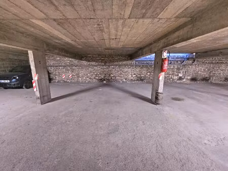 double emplacement de parking sécurisé ? 2 x 11 m²