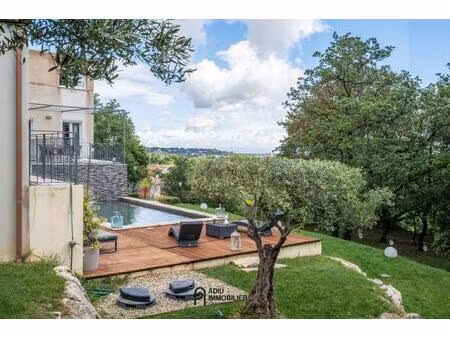 propriété d'architecte de 2013 avec une vue imprenable