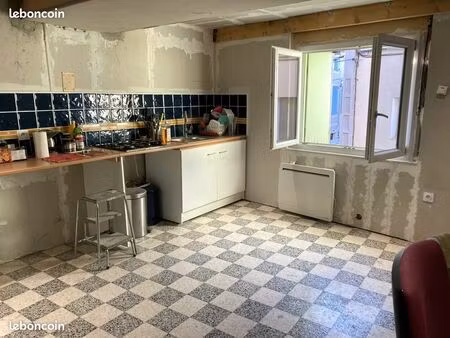maison de 280 m 2 à sigean au centre ville et dans un quartier calme  à renover mais à for