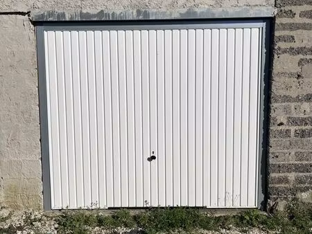 parking/box 16 m² bornel