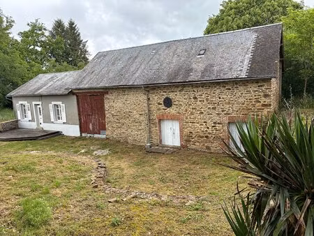 fermette en pierre avec dépendances et terrain.