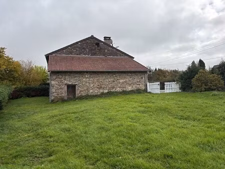 maison en pierre avec jardin sur la commune de peyrat le château