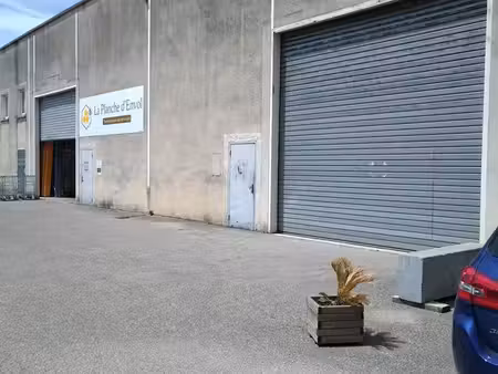 batiment industriel 700 m² - divise en 350m²/350 m²