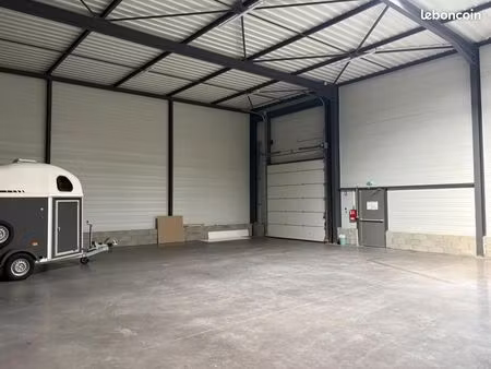 local d'activité 1 072 m²