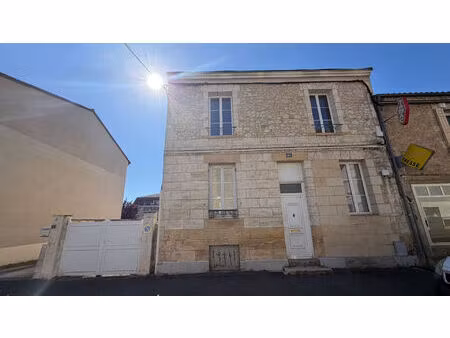 maison de ville avec jardinet et places de parking